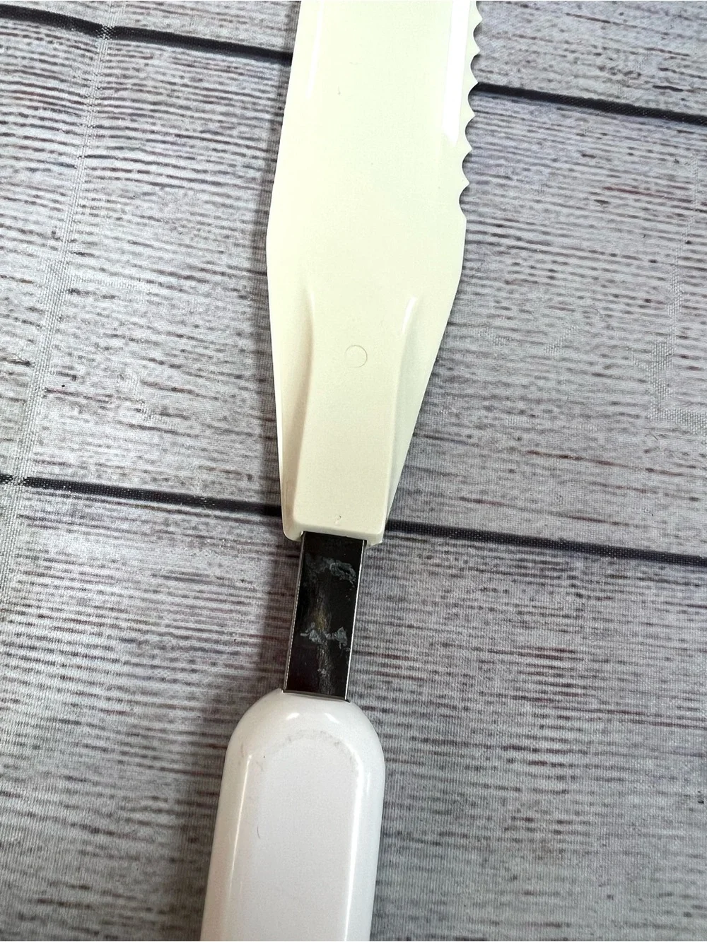 Vintage Bonny Off White Nylon Icing Spatula Spreader Serrated Knife Baking